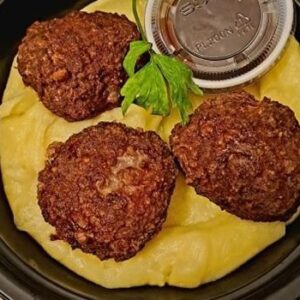קציצות בקר מטוגנות על מצע פירה תפו"א