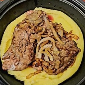 כבד עוף מטוגן עם בצל על תוספת לבחירה פירה