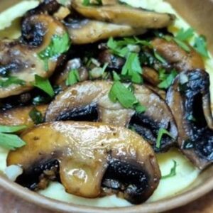 פטריות שמפיניון במילוי גבינות מוגש ברוטב שמנת מתוקה - 3 יח