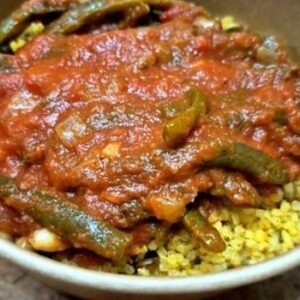 שעועית ירוקה ברוטב עגבניות על מצע לבחירה