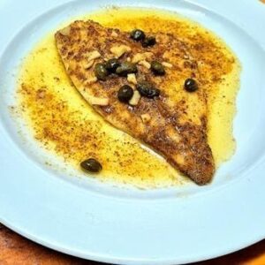 פילה דניס או לברק מטוגן בחמאה יין לבן ושמן זית